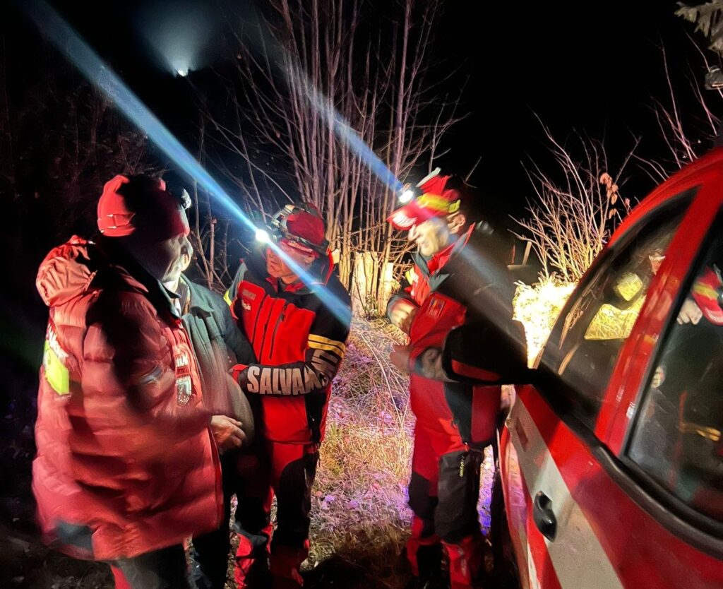 Când ceața devine capcană: șase turiști pierduți în Maramureș, un om de 67 ani salvat din râpă