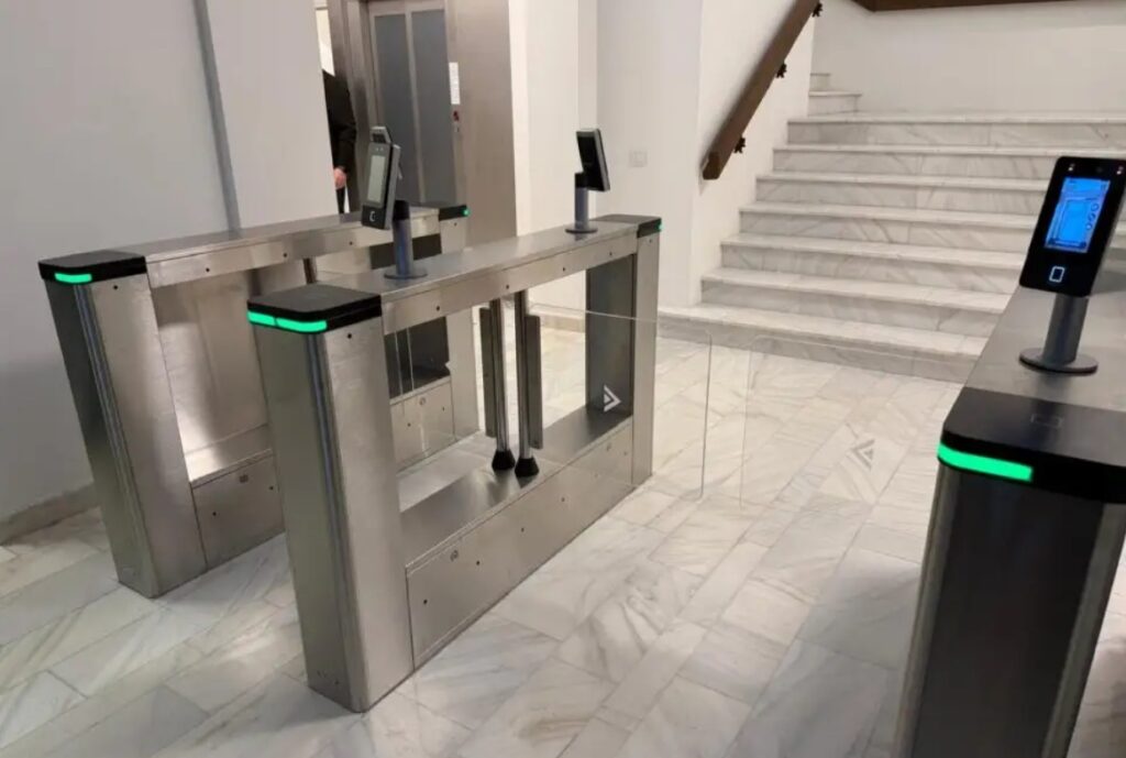 Consiliul Județean Suceava trece la prezența digitală: angajații vor fi monitorizați prin recunoaștere facială și cod PIN