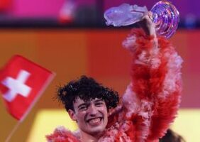 Nemo, câștigător non-binar Eurovision, returnează trofeul
