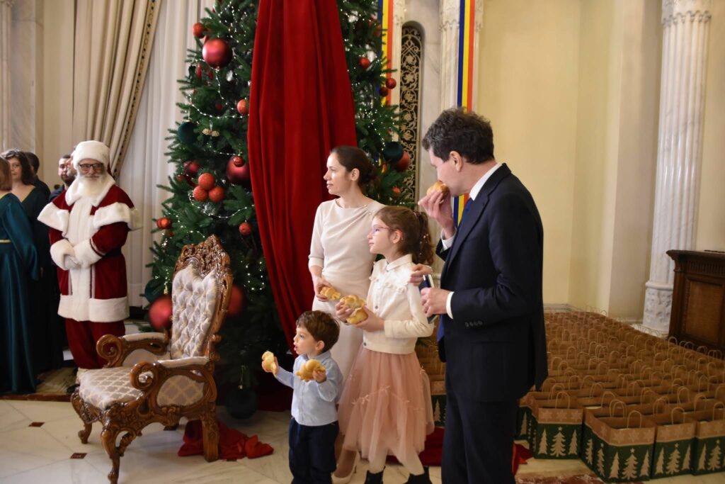 Nicușor Dan a gustat colăcei în timp ce colindătorii cântau la Cotroceni. Mirabela Grădinaru nu a cedat poftelor