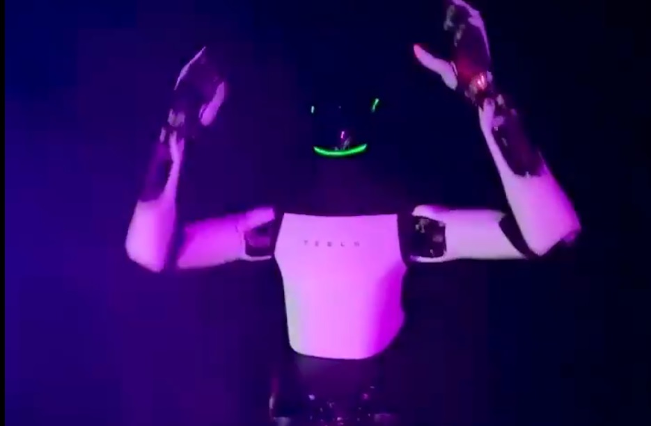 Optimus, ghidat prin telecomandă? Cât de autonom e de fapt robotul lui Musk