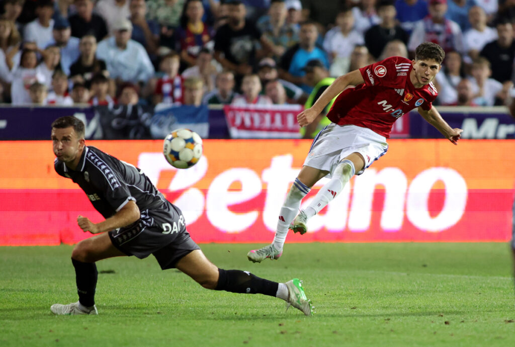 Primele două clasate din Superliga de fotbal joacă sâmbătă. FC Argeș – FC Botoșani și Rapid – Oțelul, meciurile zilei în etapa a 20-a