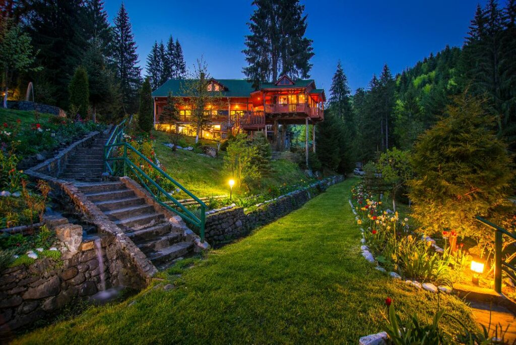 Un fost pavilion de vânătoare al lui Ceauşescu, scos la licitație pentru aproape un milion de euro. Are teren de tenis și heliport