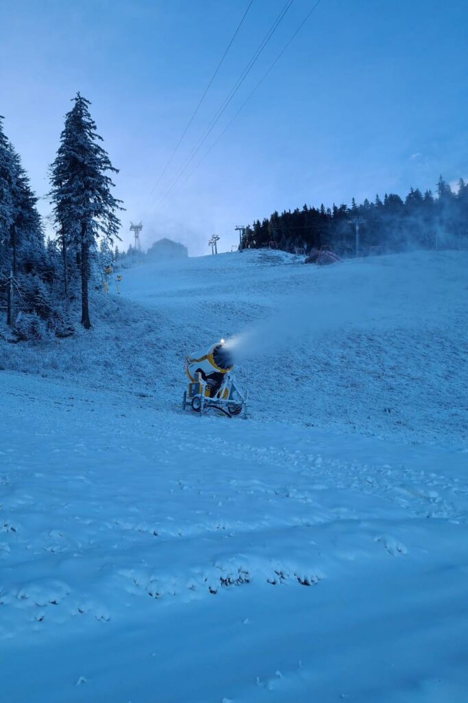Veste bună pentru iubitorii de schi: a început producerea zăpezii artificiale pe Postăvarul