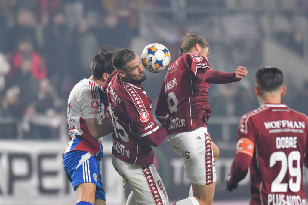 Rapid București conduce Superliga înaintea ultimei etape din 2025. Patru echipe despărțite de 2 puncte în fruntea clasamentului