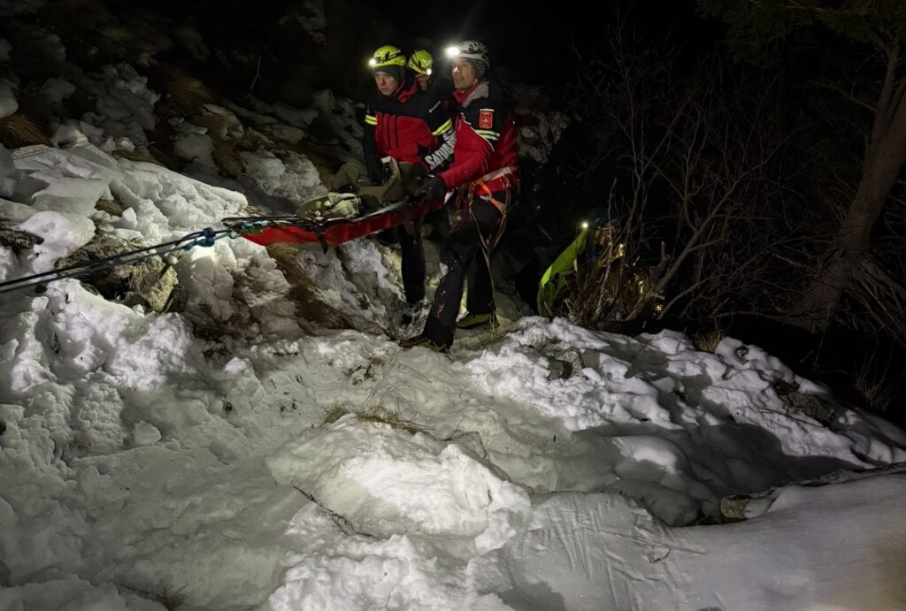 Salvare dramatică în Munții Făgăraș: 16 ore de intervenție pentru un turist căzut pe Muchia Zănoaga