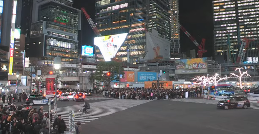 Cea mai aglomerată trecere de pietoni din lume a devenit o atracție turistică. Mii de oameni traversează intersecția în câteva minute