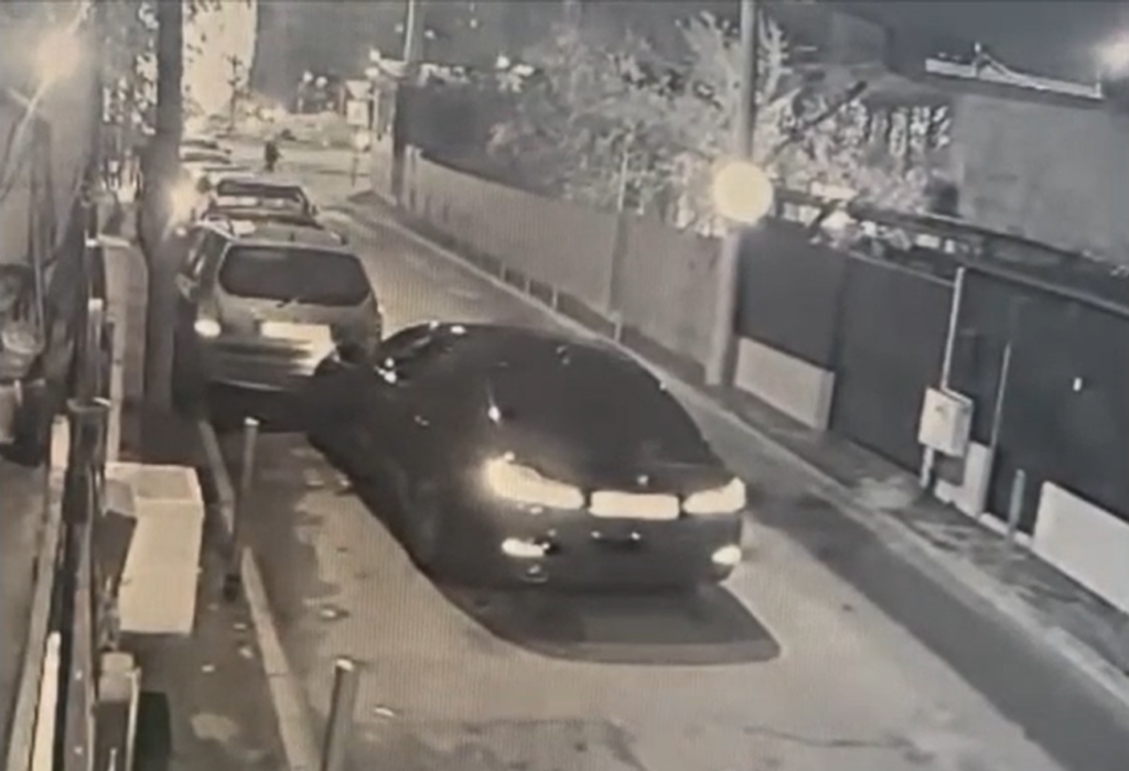 Ce amendă a primit un șofer care a fugit după ce a lovit mai multe mașini și un autocar pe o stradă din București