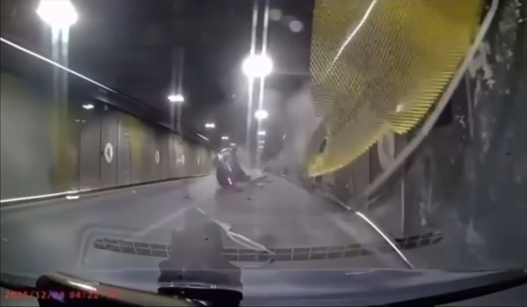 Grav accident în Pasajul Unirii: mașină răsturnată la schimbare bruscă de bandă