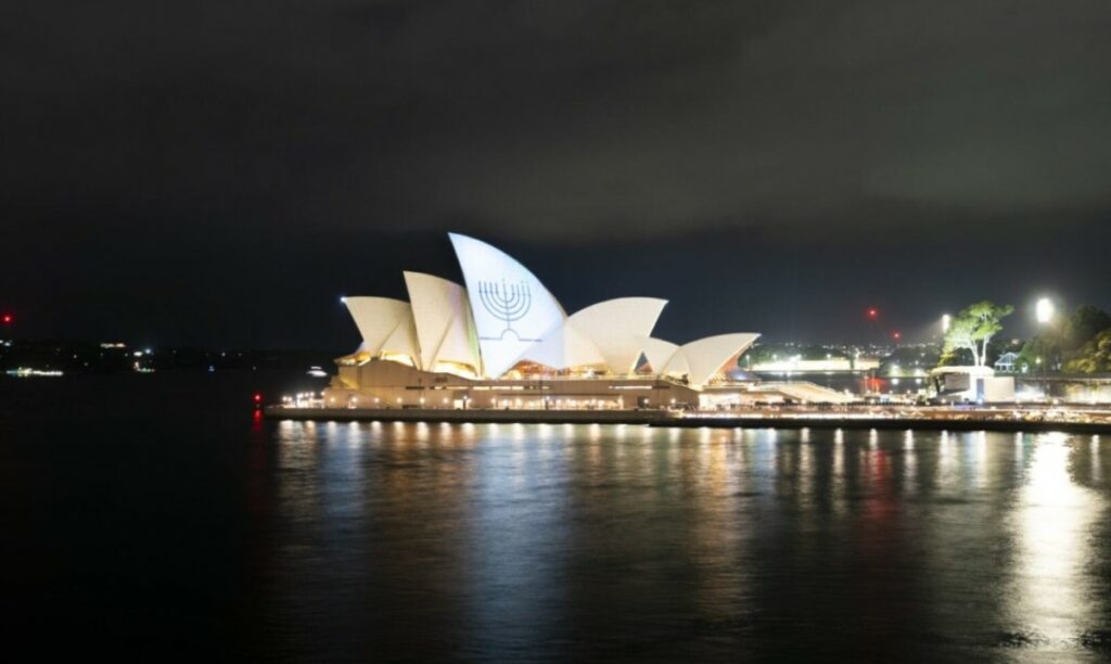 Opera din Sydney comemorează victimele atacului armat de Hanuka de la Bondi Beach / Premierul australian: „Islamul – o perversiune extremă”