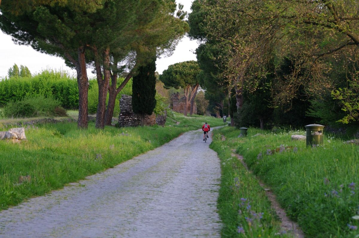 Cel mai lung drum drept din Europa este Via Appia