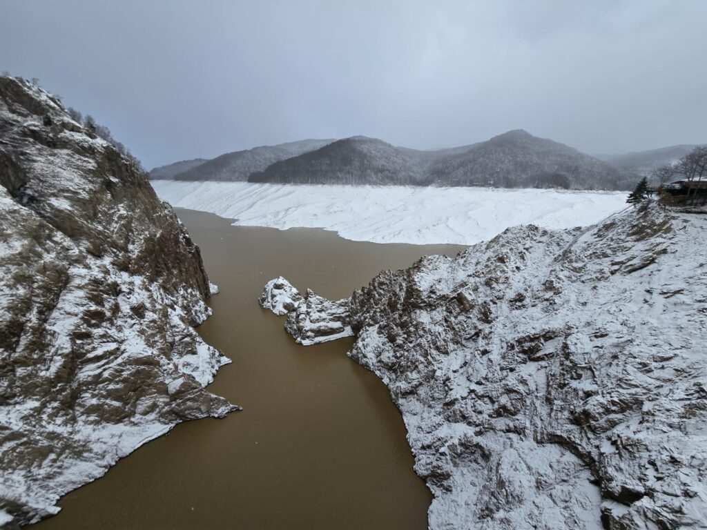 Ninge ca în povești la Vidraru. Imagini cu peisajul de basm