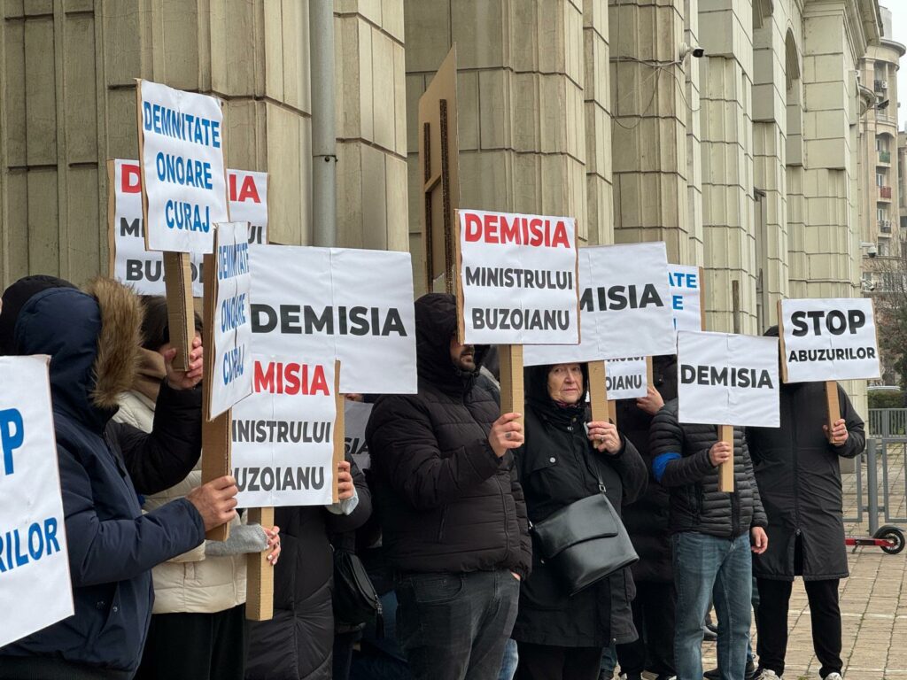 Protest în fața Ministerului Mediului: „Fără apă, fără soluții, fără responsabilitate”. PUSL cere demiterea ministrei Mediului