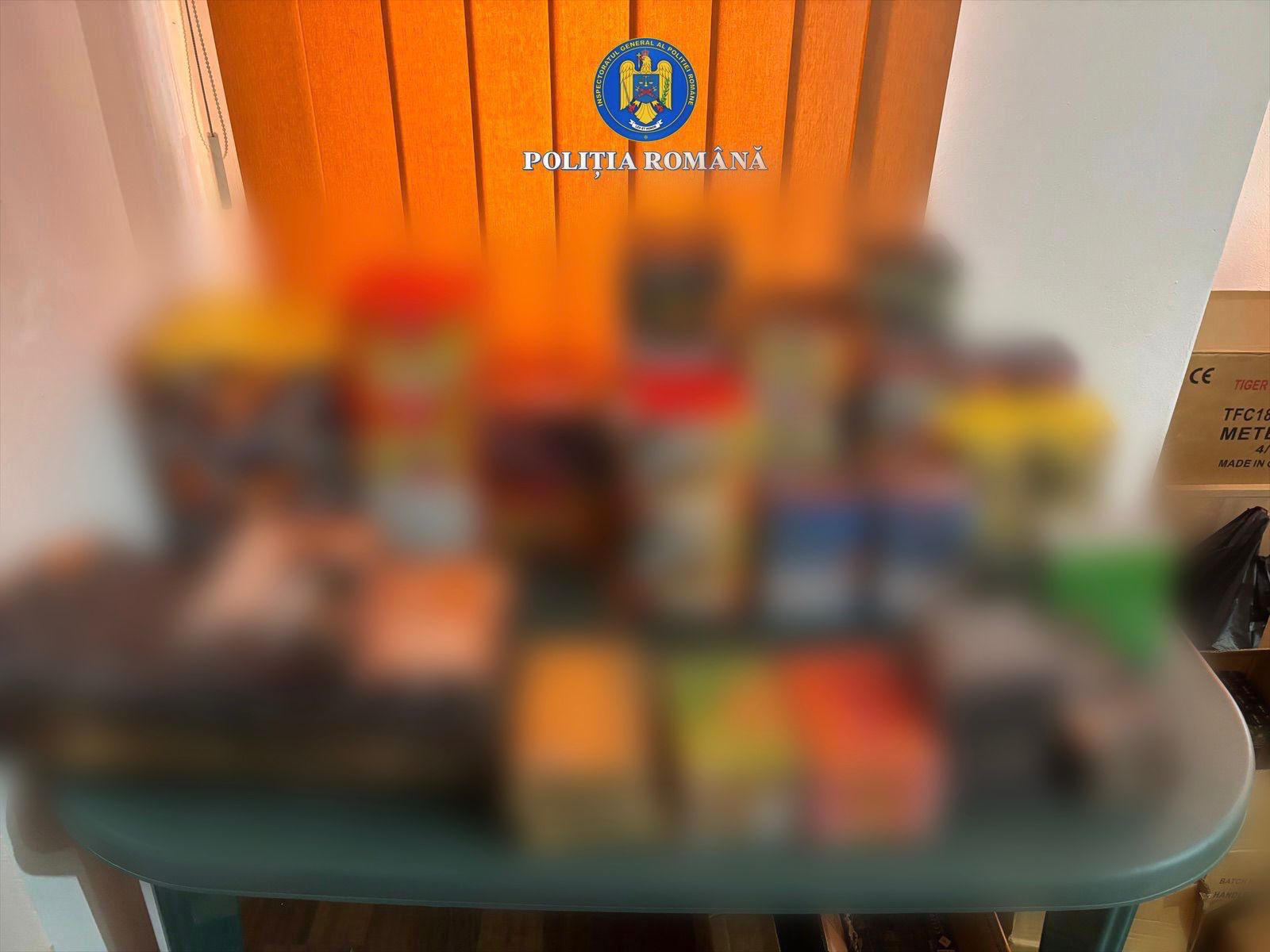 Polițiștii au găsit aproape o tonă de petarde și artificii