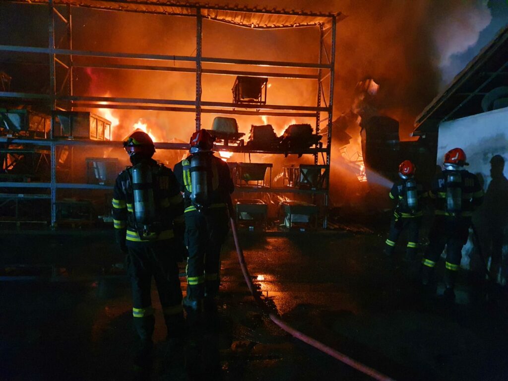 Incendiu puternic la o hală industrială din Sălaj: intervenție de amploare cu 11 autospeciale