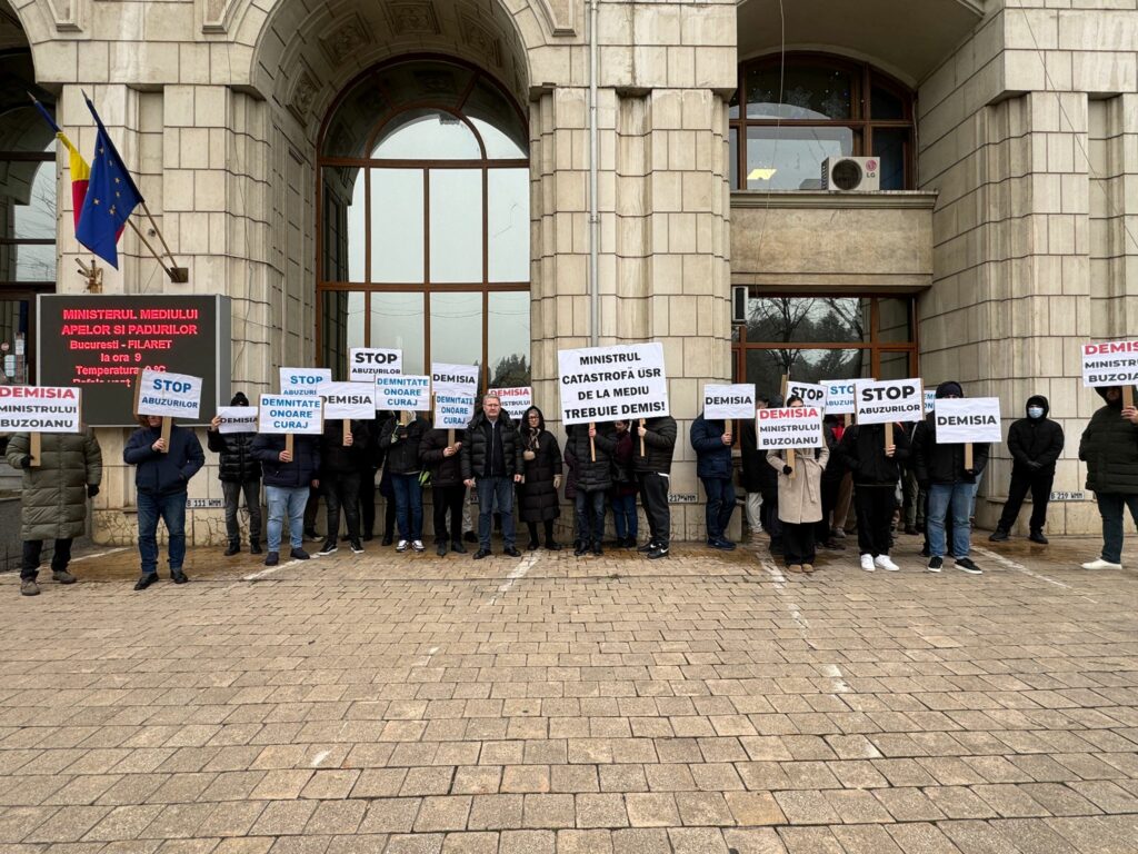 PUSL continuă protestele în fața Ministerului Mediului și cere răspundere politică în criza apei din Prahova / ”Lipsa de reacție reprezintă un abuz în sine”