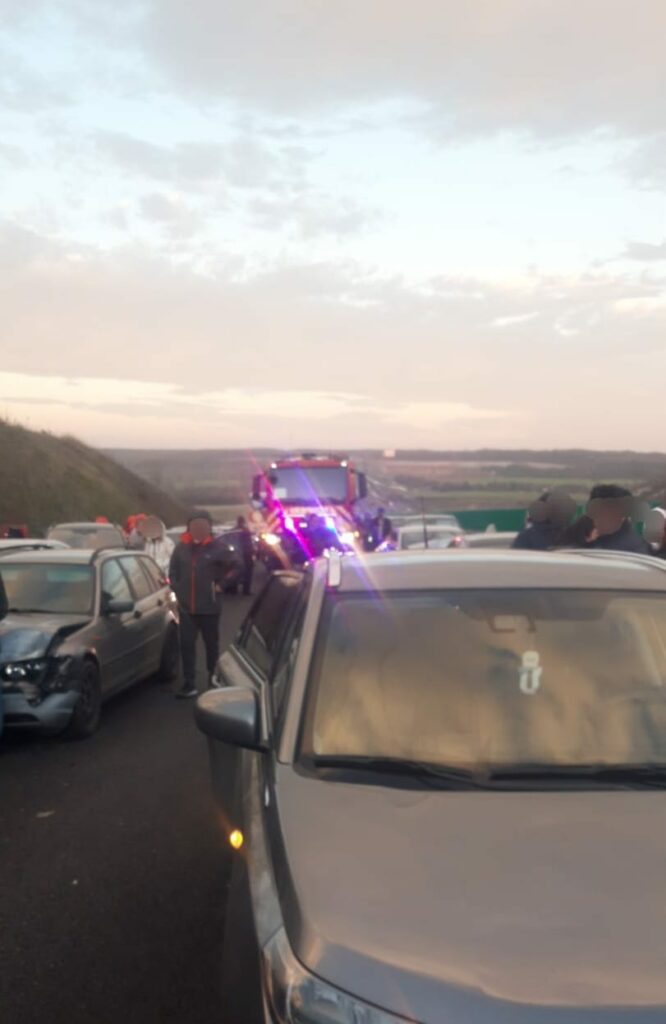 Zece mașini în care erau 27 de oameni,implicate într-un accident pe Drumul Expres 12, în județul Olt