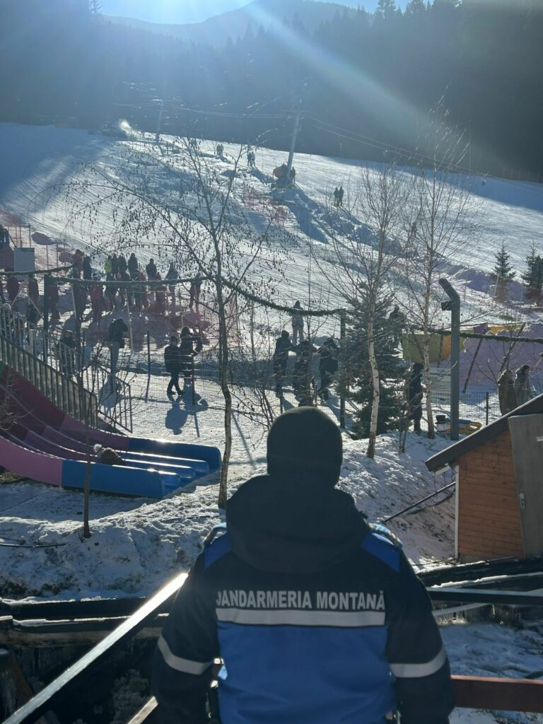 Sezonul de schi și săniuș, deschis oficial în stațiunea Durău. Jandarmii montani asigură siguranța