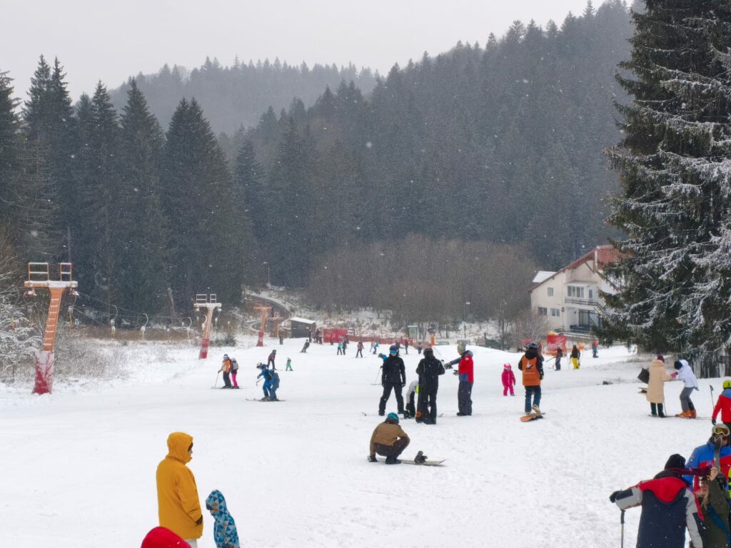 Se schiază în Poiana Brașov. Pârtiile Bradul și Stadion au fost deschise