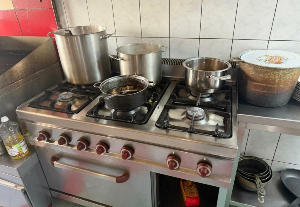 Produse expirate și depozitate pe paviment. Amenzi de peste 670.000 lei în zonele turistice