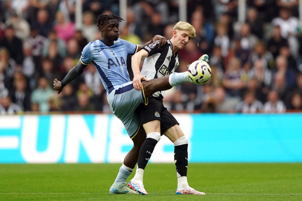 Yves Bissouma, vedeta lui Tottenham, își cere scuze după ce a fost surprins inhalând gaz ilariant