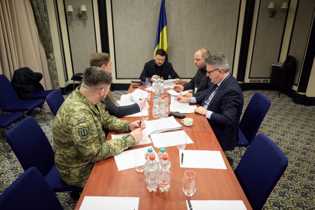 Zelenski ia în calcul renunțarea la NATO. Securitatea Ucrainei, negociată direct cu SUA și Europa