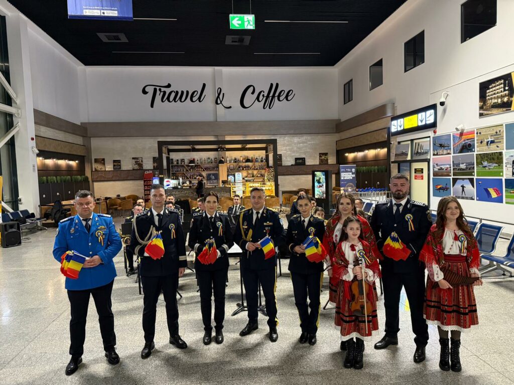 Pasagerii care au ajuns azi în Aeroportul Bacău au fost întâmpinați cu „Deșteaptă-te, române”