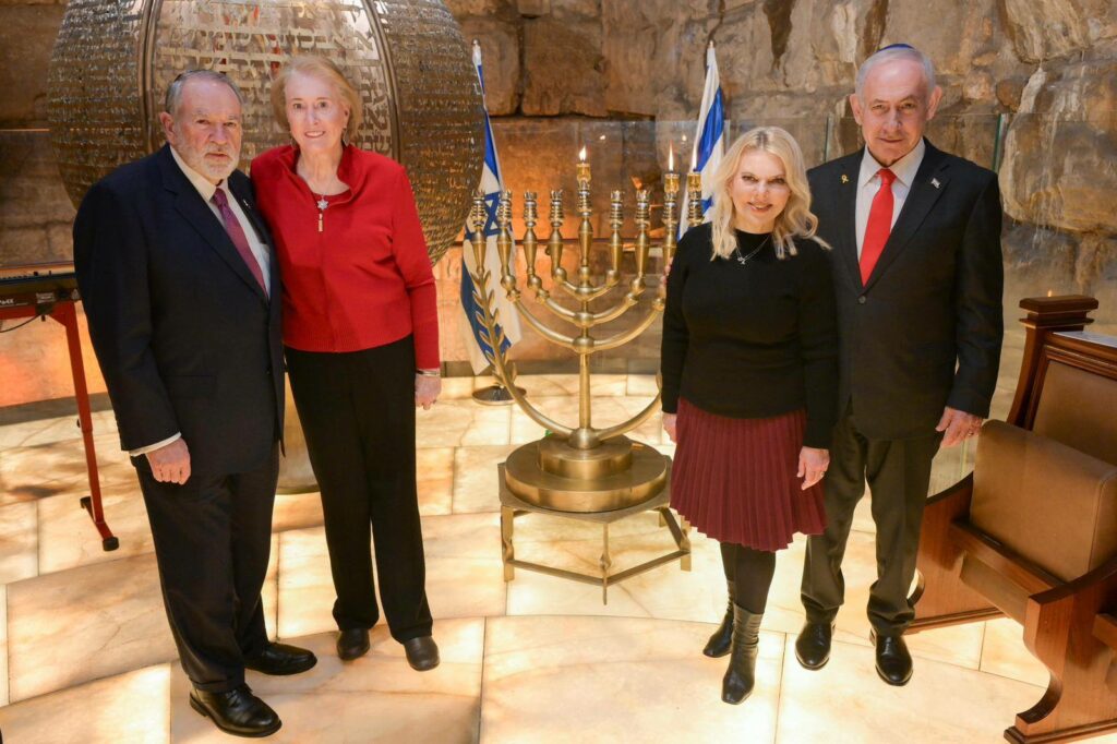 Guvernul Netanyahu, acuzat că publică fotografii oficiale editate în Photoshop. Soția premierului apare în mai multe