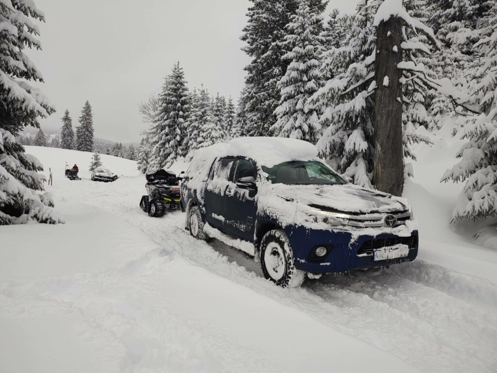 Avertisment Salvamont Bihor: Copaci instabili, zăpadă consistentă și risc de avalanșă. Șase turiști au rămas blocați