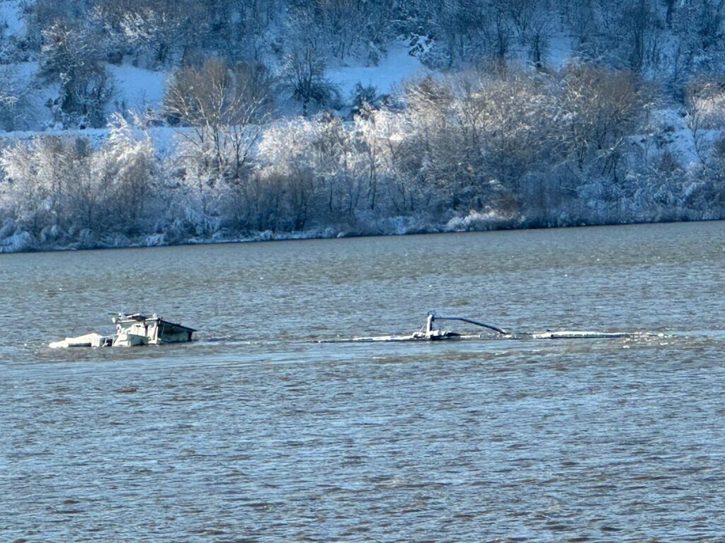 G4Media: O barjă cu îngrășământ de azot s-a scufundat în Dunăre, la Zimnicea