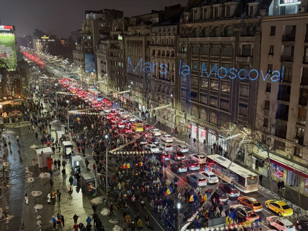 Bărbatul care a proiectat mesajul „Marș la Moscova” în timpul protestului AUR a fost sancționat. Ce amendă a primit