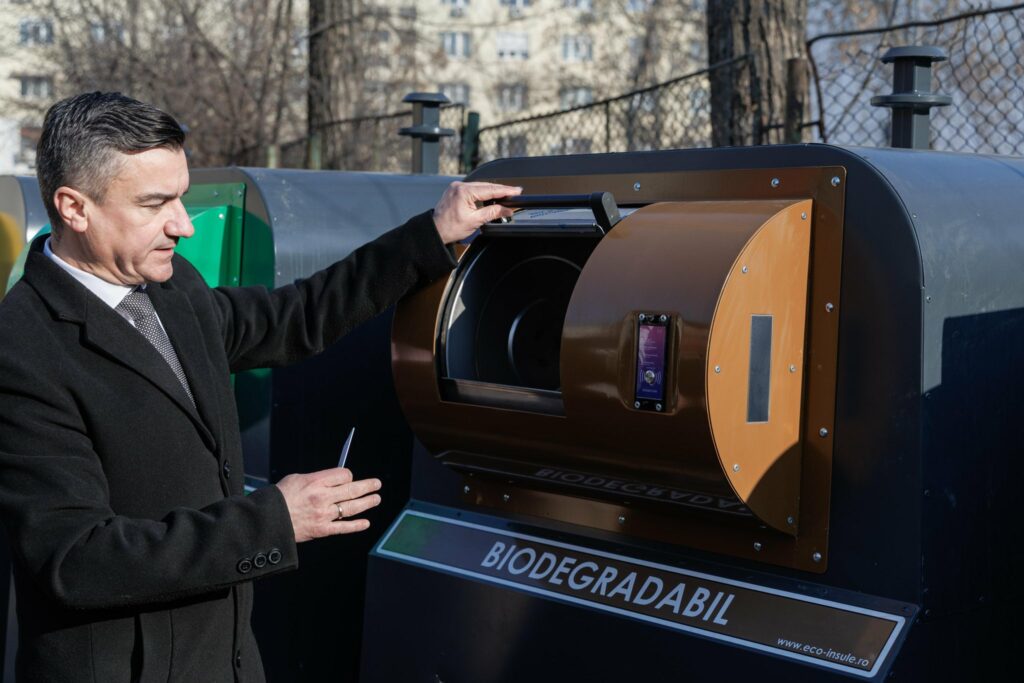Ieșenii vor arunca gunoiul doar cu cardul: Cum funcționează noul sistem digital de colectare a deșeurilor