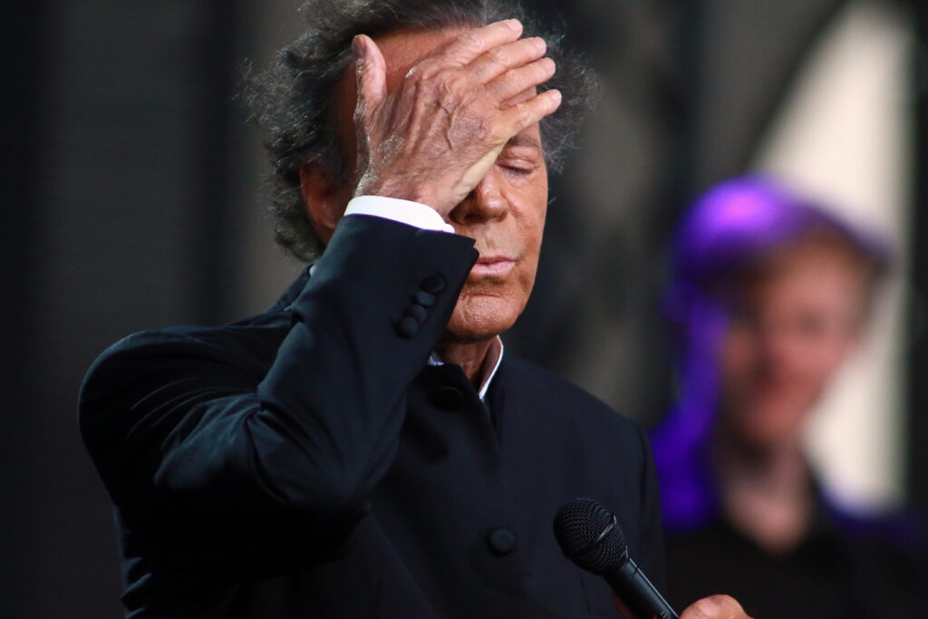 Julio Iglesias acuzat de agresiune sexuală. Două foste angajate vorbesc despre abuzuri și un climat de teroare