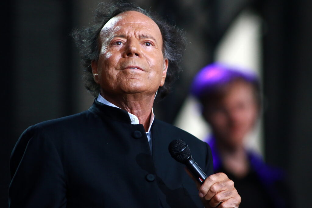 Julio Iglesias scapă de ancheta din Spania. Plângerea de agresiune sexuală formulată în cazul său, clasată de justiția spaniolă