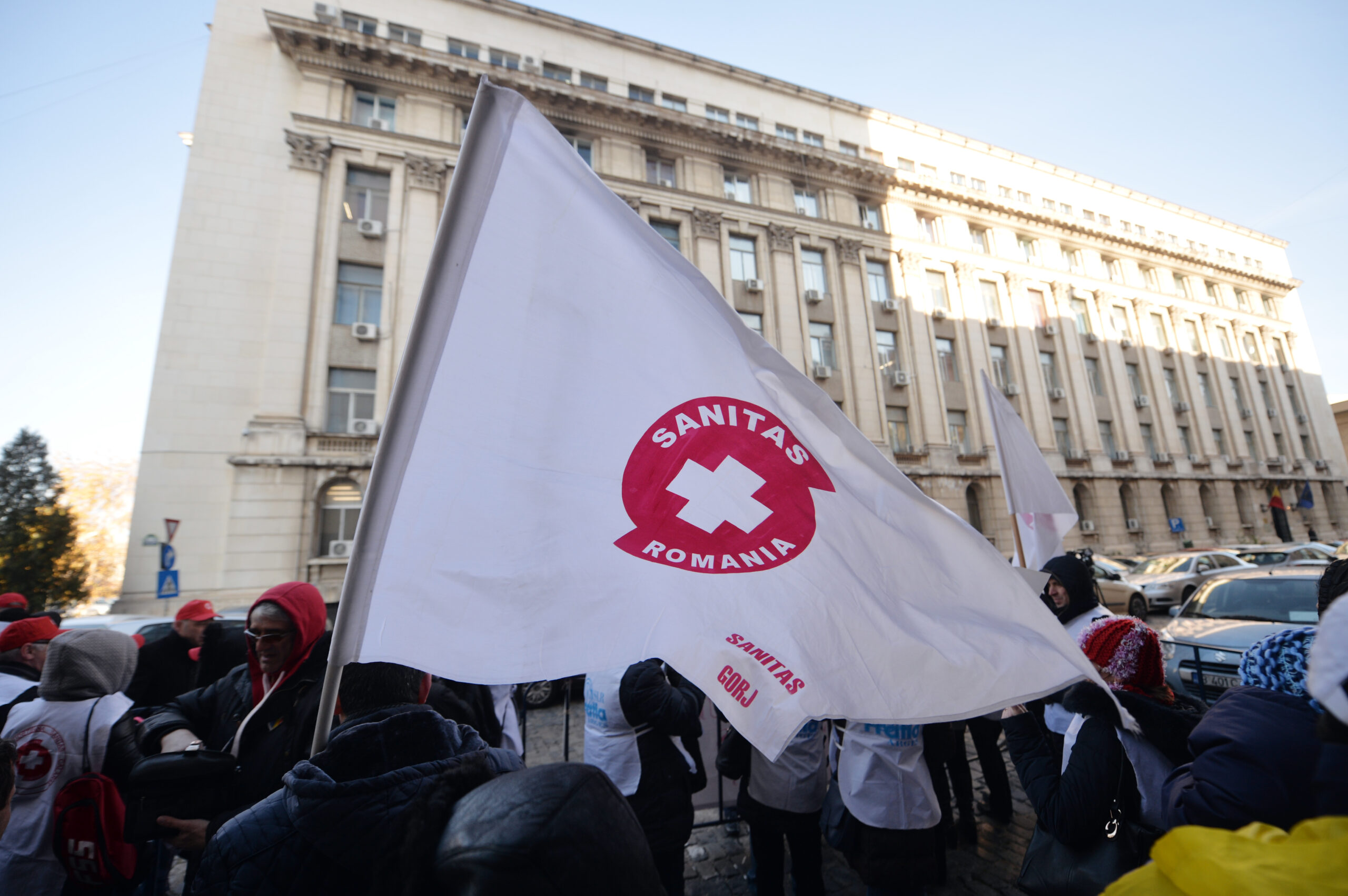 Sanitas amenință cu greva dacă Guvernul reduce salariile