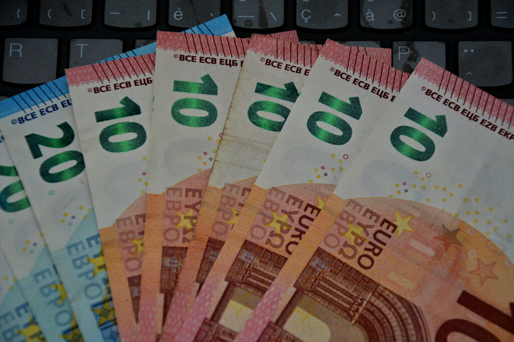 Tranziție dificilă la euro într-o localitate din Bulgaria: singurul bancomat din Nevestino a rămas fără numerar