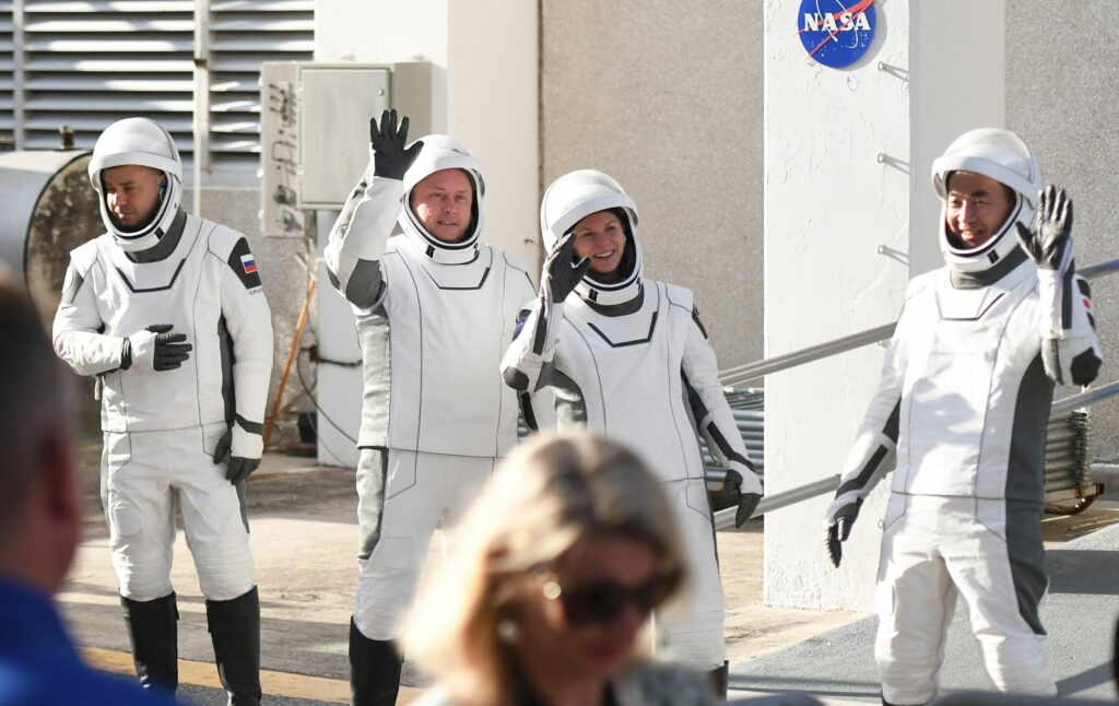 Misiune scurtată: Patru astronauți NASA pleacă astăzi de pe Stația Spațială Internațională, din cauza unei probleme medicale