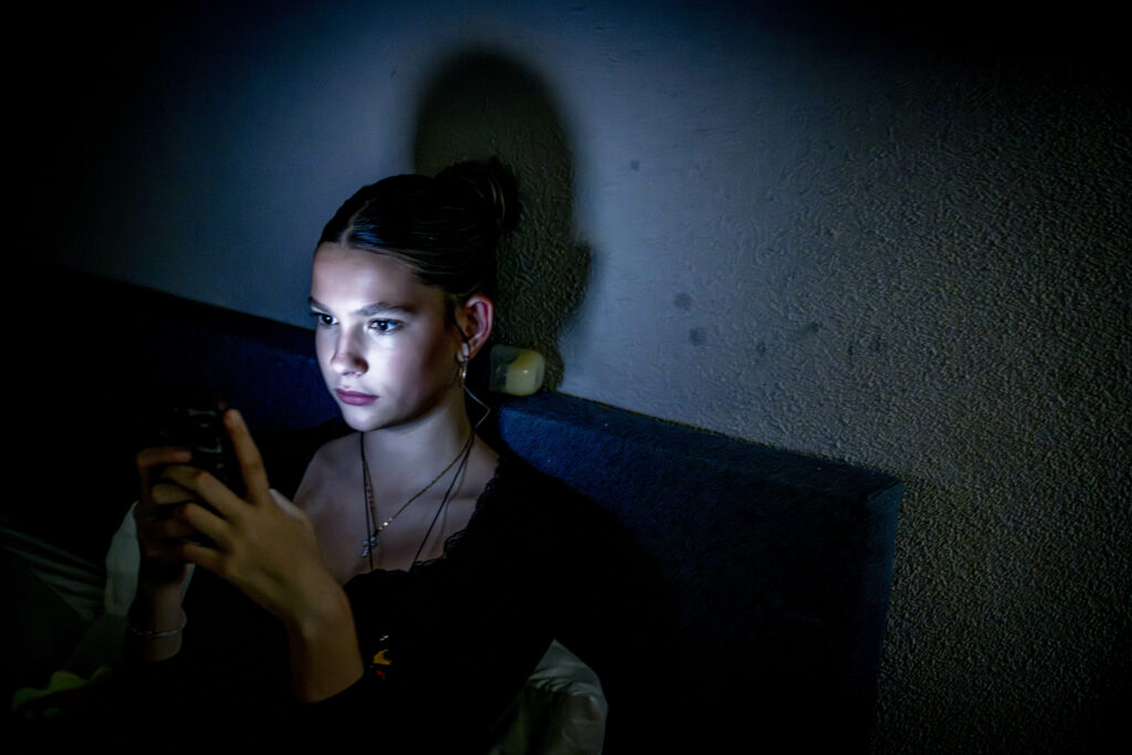 Franța accelerează procedura pentru interzicerea rețelelor sociale în rândul copiilor sub 15 ani. Anunțul făcut de Emmanuel Macron