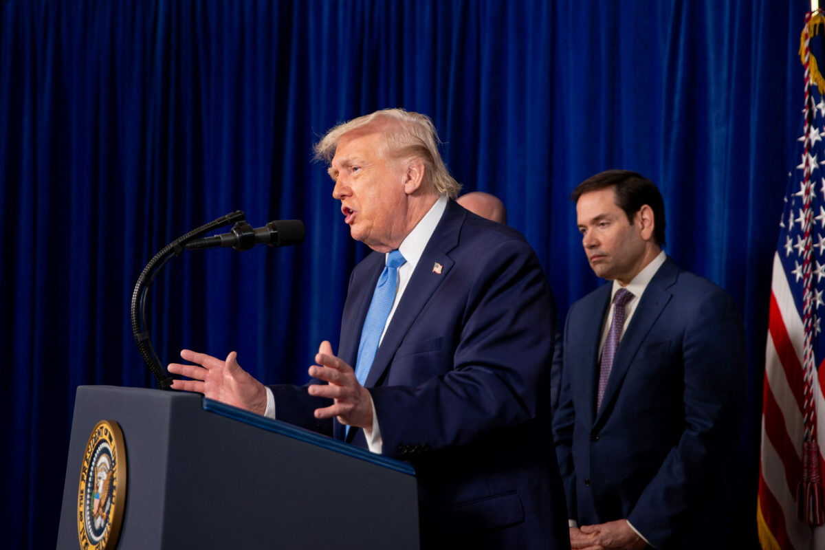 Trump participă la ceremonia de repatriere a soldaților
