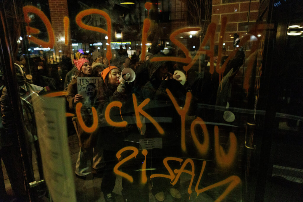 Haos și gloanțe în Minneapolis. Un agent ICE a împușcat un bărbat, protestatarii atacă vehiculele federale