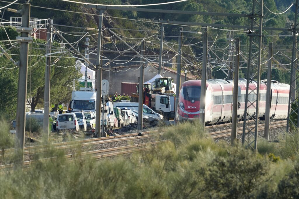 Spania începe cele trei zile de doliu național, în timp ce autoritățile continuă căutarea victimelor între fiarele celor două trenuri
