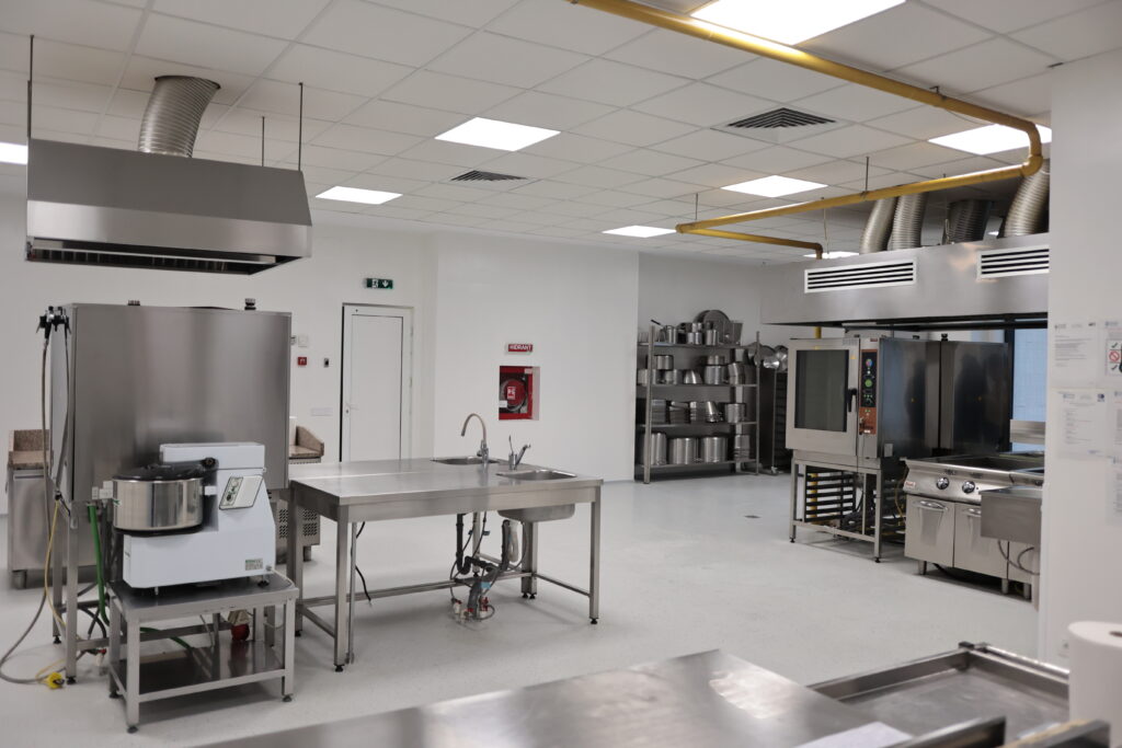 Fundația Metropolis a inaugurat blocul alimentar al Institutului Național de Boli Infecțioase „Matei Balș”. Renovarea a costat peste 55.000 de euro