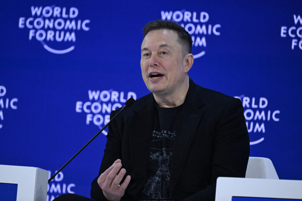 În viitor nu vor mai exista azile de bătrâni: Musk spune că roboții săi AI „vor fi incredibili pentru îngrijirea persoanelor în vârstă”