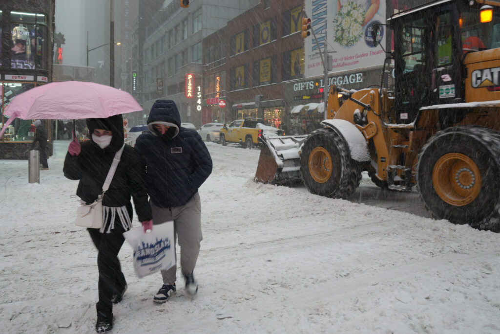 Furtuna puternică din SUA lasă sute de mii de oameni fără energie electrică. Zeci de mii de zboruri au fost anulate