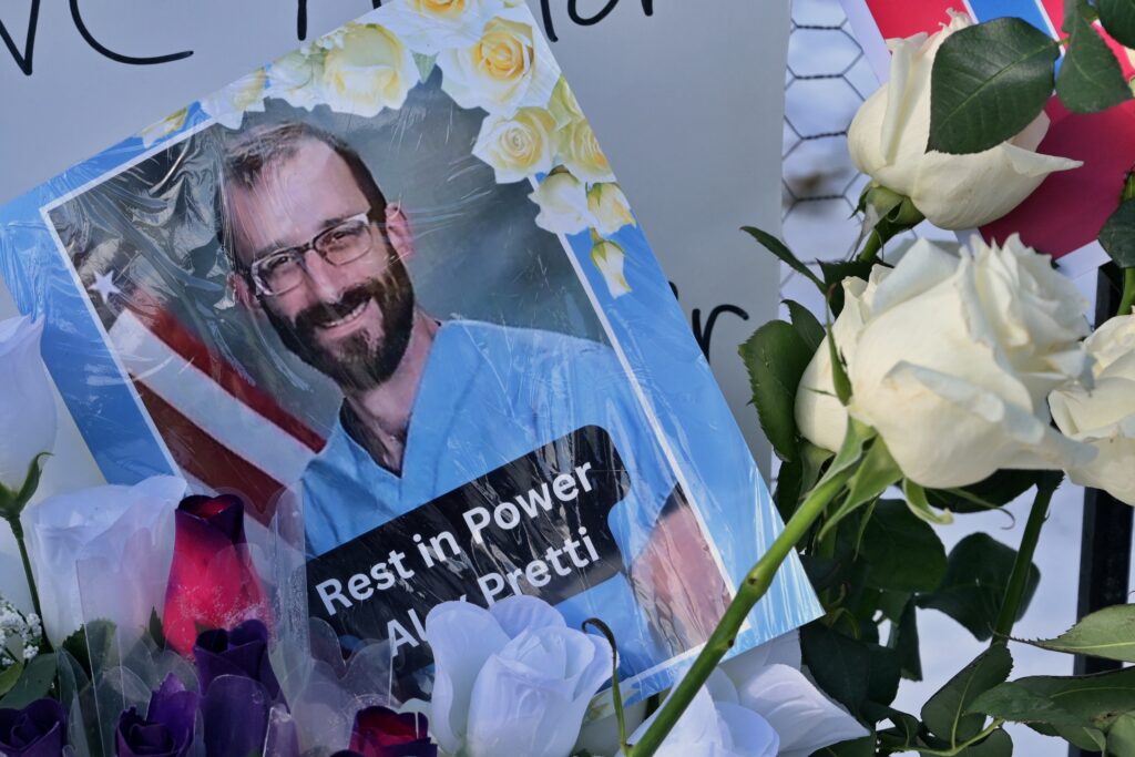 Raport preliminar: Doi ofițeri au tras în timpul confruntării fatale cu Alex Pretti, la Minneapolis