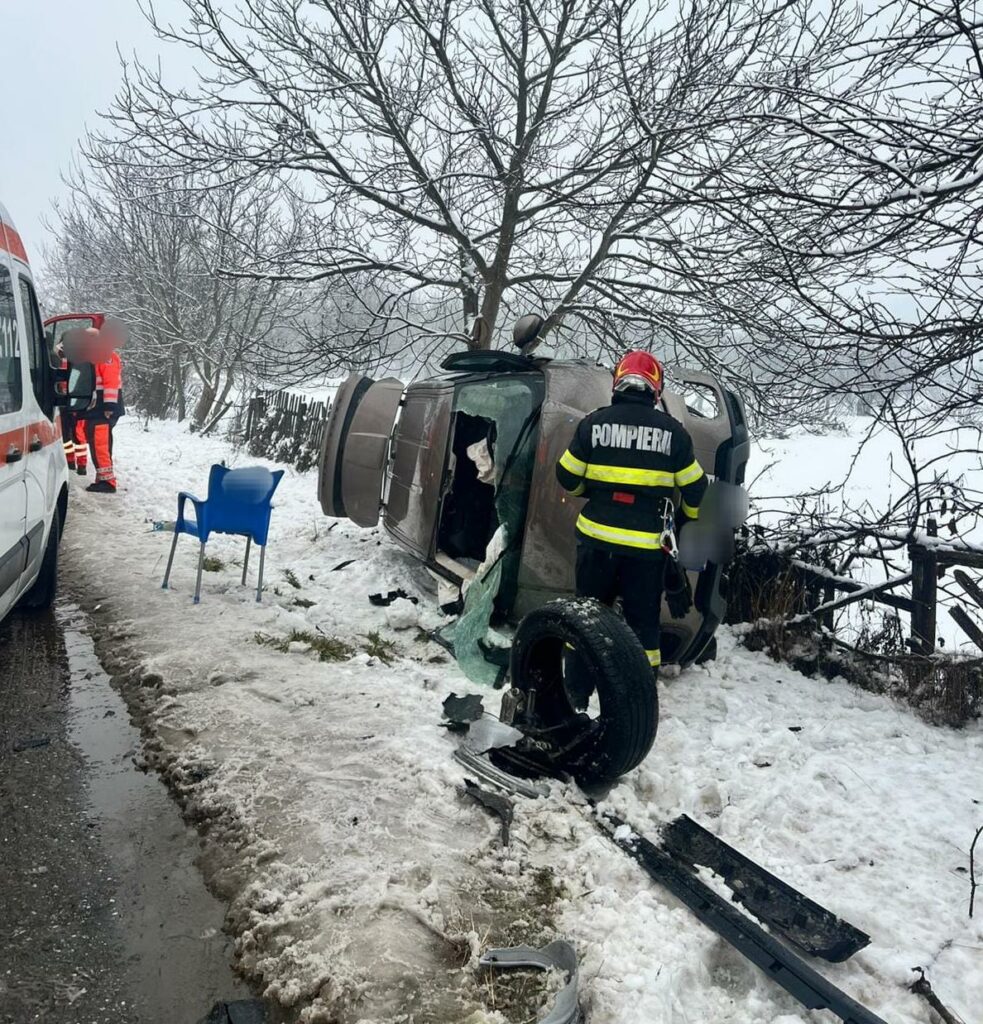 Accident rutier în Argeș. Opt persoane, între care cinci copii, transportate la spital