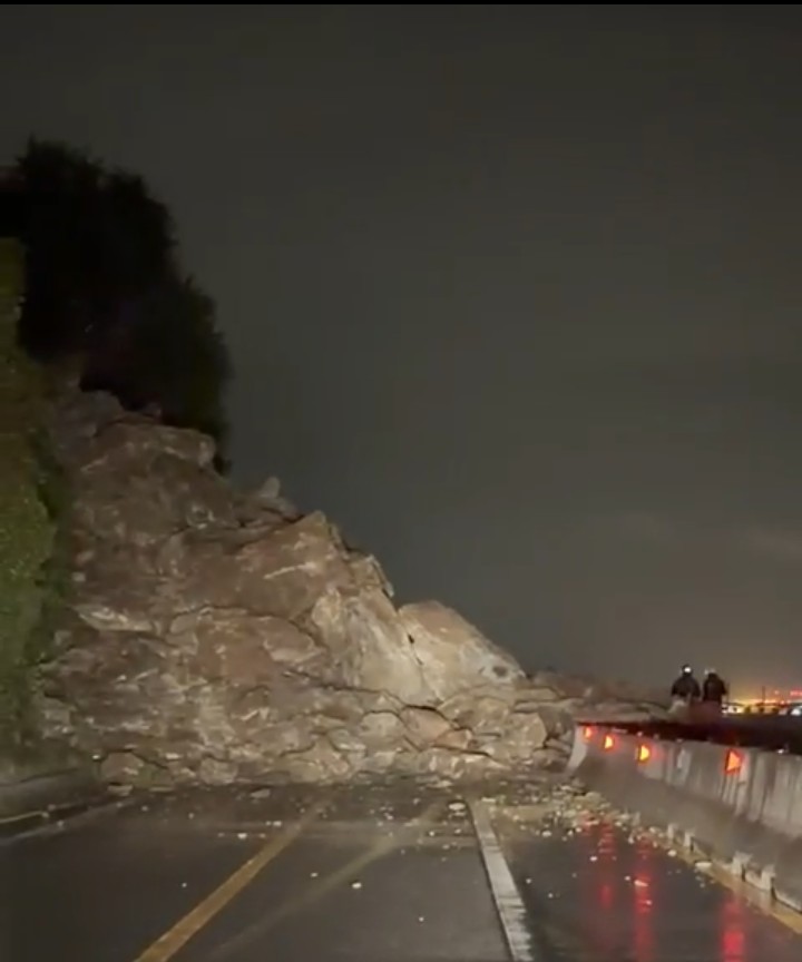 Panică pe coasta Liguriei: alunecare de teren lângă Genova, trafic blocat