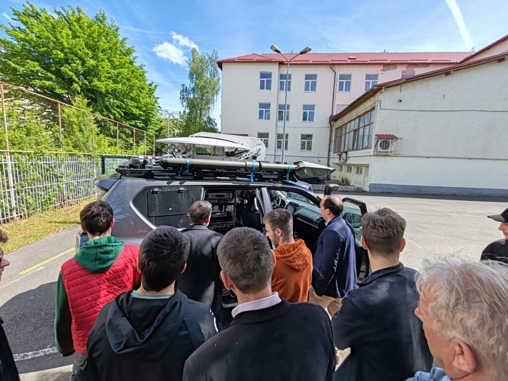 Peste 300 de elevi și profesori evacuați dintr-un liceu din Baia Mare, din cauza mirosului de gaz