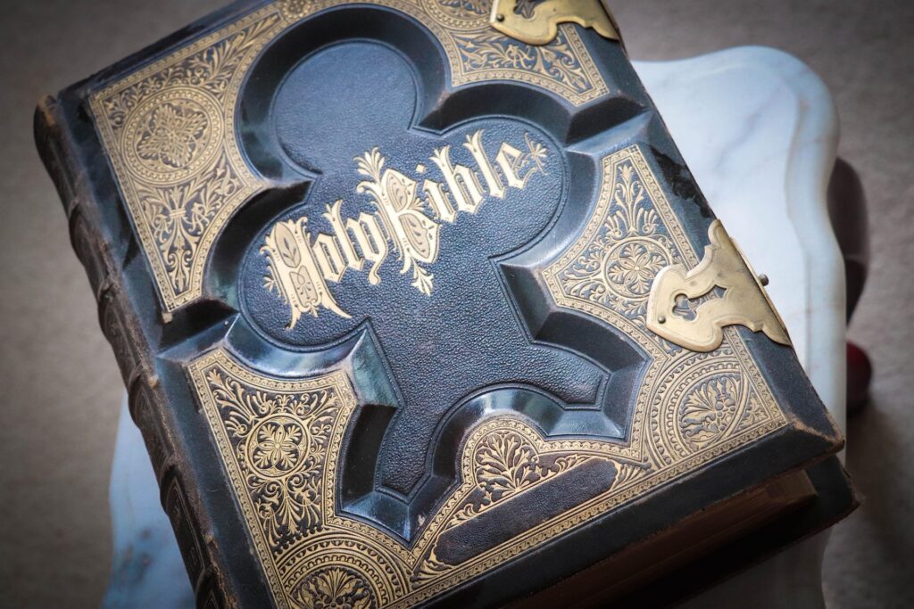 Vânzări – record la Biblii în Regatul Unit în 2025 / Librar: „Înainte, rebeliunea era să fii ateu, acum, rebeliunea e să crezi”