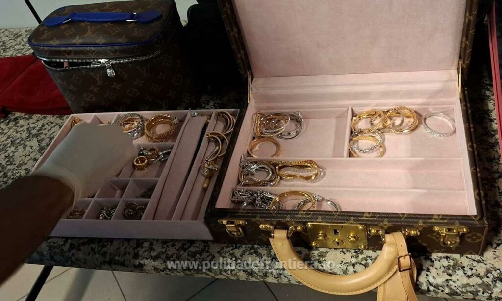 Bijuterii, ceasuri și sume de bani, în valoare totală de 3 milioane euro, descoperite în bagajele unor românce, pe Aeroportul Otopeni
